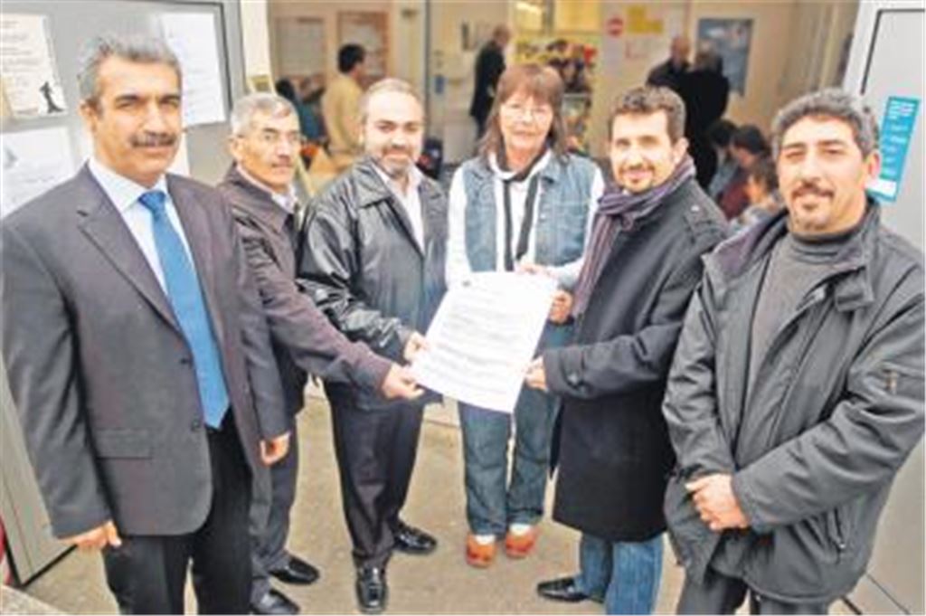 Einladung: Izzet Özdemir, Imam Mehmet Cubuk , Üsamettin Durak, Hasan Özer und Necati Eroglu (v. li.) mit der Leiterin des Mühlacker Tafelladens, Erika van Luijk. Foto: Fotomoment