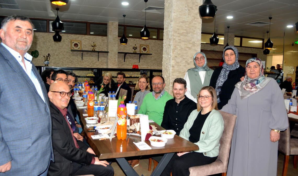 Einladung als Zeichen der Verbundenheit Einladung zum Fastenbrechen: Harun Murat (stehend v.li.), Sibel Atmaca, Gülen Yilmaz und Aynur Murat feiern am Samstagabend mit geladenen Gästen. Foto: Stahlfeld