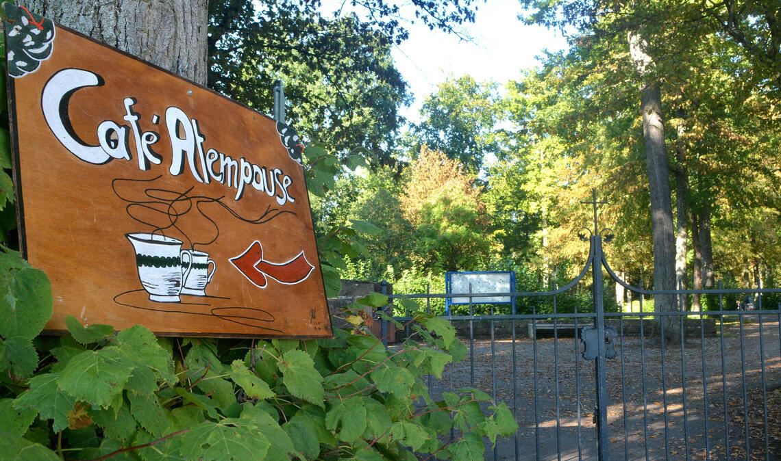 Einladung zum Verweilen: das Café Atempause bietet Kaffee, Kuchen und ein persönliches Gespräch. Foto: Stahlfeld