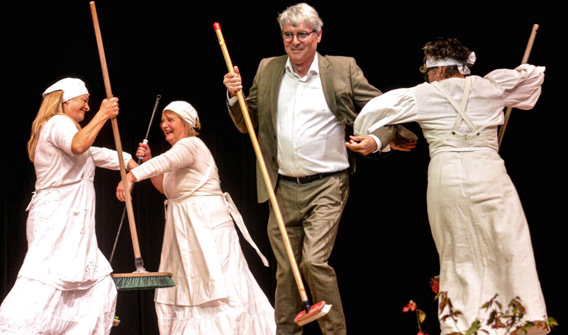 Einlage beim Festakt zum Jubiläum des Landfrauenvereins: Bürgermeister Armin Pioch wird als Mittänzer in den Kreis der „Illinger Waschweiber“ aufgenommen. Fotos: Stahlfeld