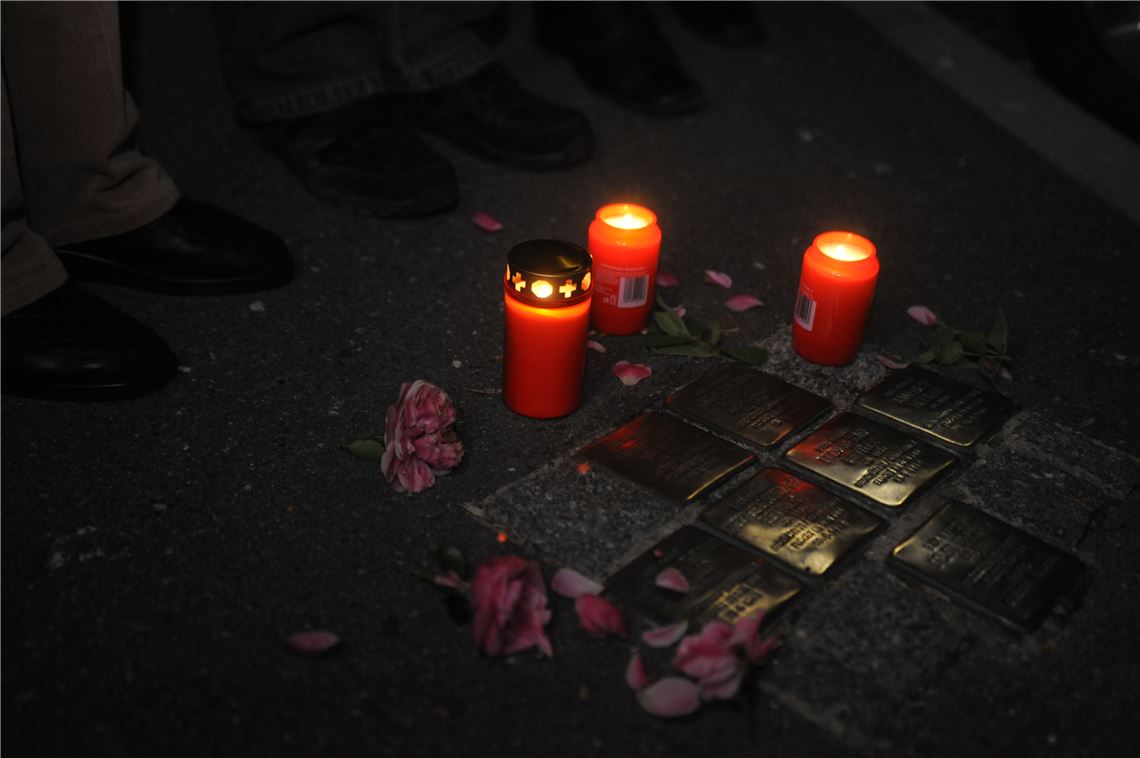 Einmal im Jahr treffen sich Mühlacker Bürger an den Stolpersteinen und zünden Kerzen an, um der Opfer des Naziterrors zu gedenken. Eine ganz andere Szenerie spielte sich am Samstagabend am Mühlacker Bahnhof ab, als Neonazis 68 Jahre nach der Zerstörung der Stadt Pforzheim ihre spontane Fackelmahnwache abhalten durften.  Archivfoto: Fotomoment