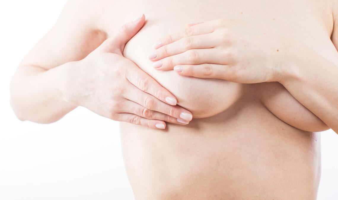 Einmal im Monat die Brust selbst abtasten: Das wird Frauen zur Früherkennung von Brustkrebs empfohlen.