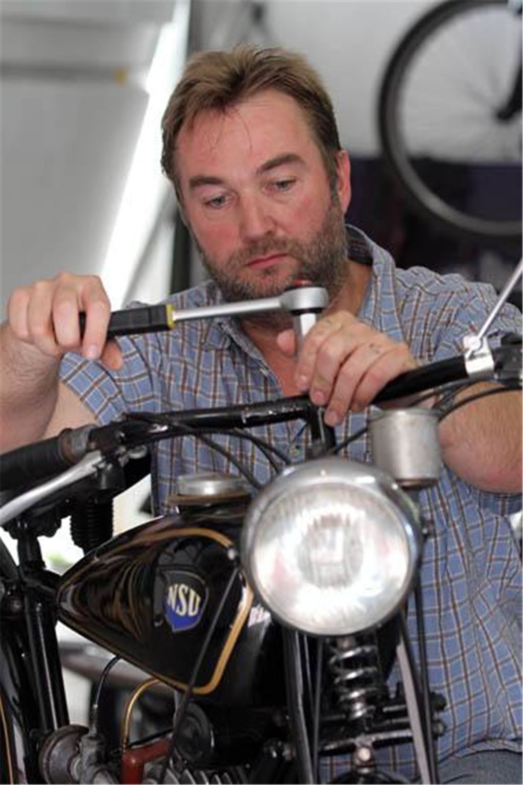 Einmal restauriert muss Elmar Fink bei der NSU Quick nur noch selten zur Werkzeugkiste greifen. Das Zweirad läuft zuverlässig.  Fotos: Hansen