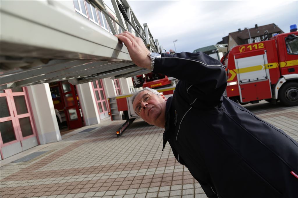 Einmal wöchentlich steht eine Routinekontrolle der Drehleiter an.