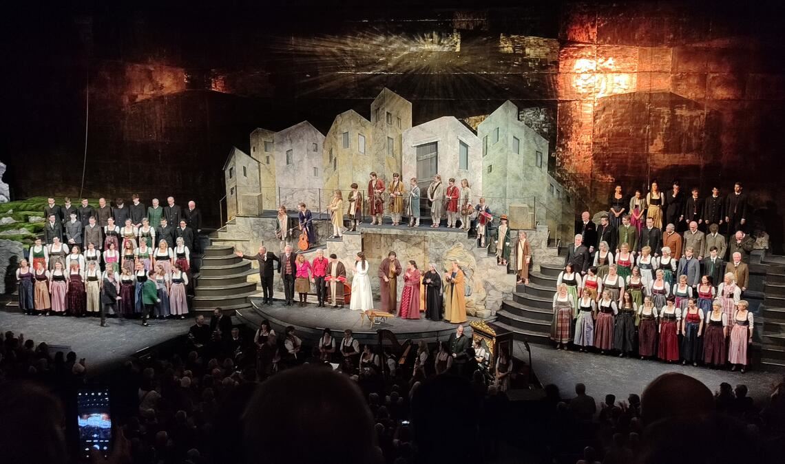 Einmaliges Erlebnis: Blick auf die Bühne beim Adventsingen im Großen Festspielhaus in Salzburg. Fotos: Christina Wetzel