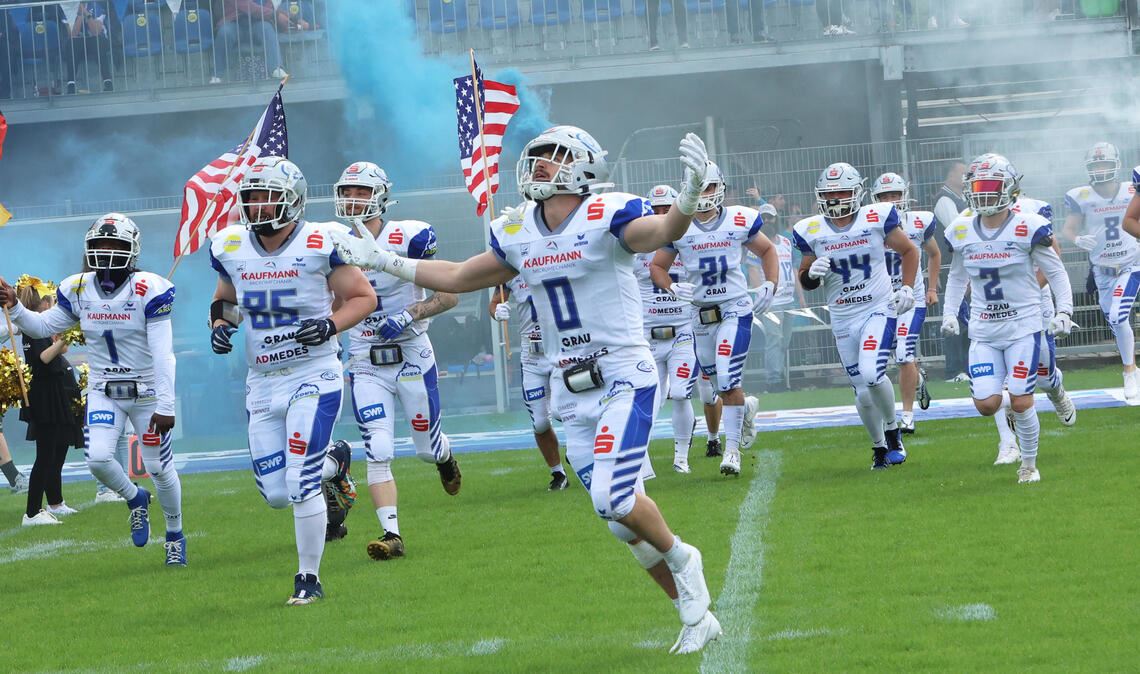 Einmarsch der Gladiatoren: die Zweitliga-Footballer der Pforzheim Wilddogs lassen sich vor Beginn des ersten Saisonheimspiels von ihren Fans feiern. 