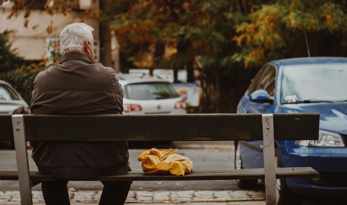Einsam wird man im Alter schneller als man denkt – zum Beispiel, wenn der Partner stirbt.