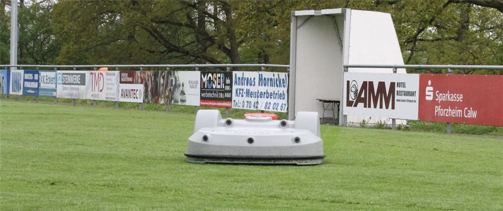 Einsam zieht der High-Tech-Mähroboter auf dem Illinger Sportplatz seine Runden. Ihn interessiert es nicht, wer im Spiel um die Kosten die besseren Karten hat. Foto: Goertz