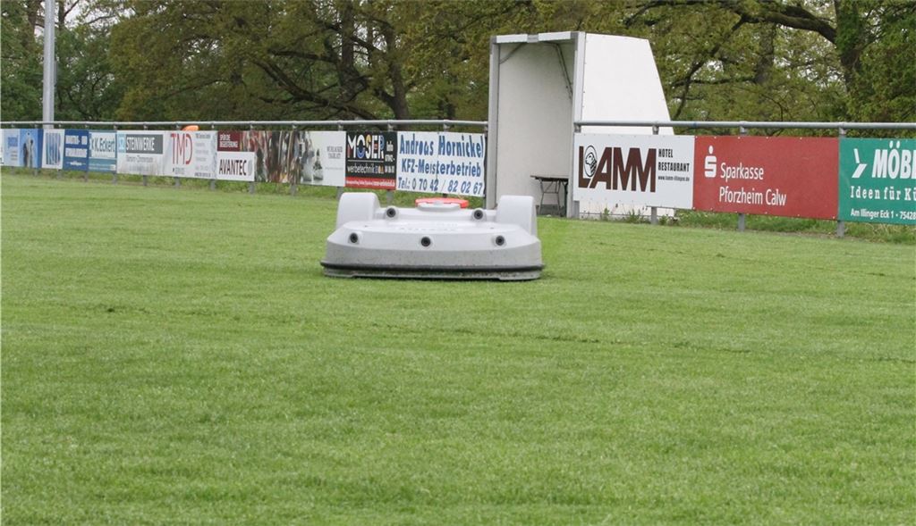 Einsam zieht der Mähroboter auf den Sportplätzen, die vom SV Illingen genutzt werden, seine Kreise. Aktuell trägt die Gemeinde die gesamten Kosten für die Rasenpflege, verhandelt aber mit dem SVI über eine neue Regelung. Foto: Goertz
