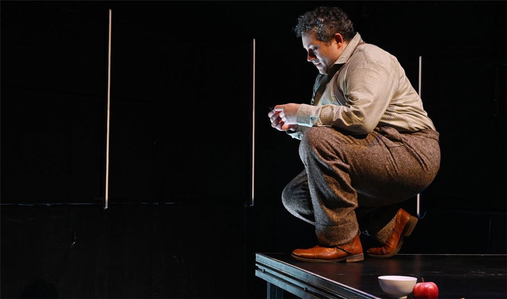 Einsames Genie: Frederik Kienle als Alan Turing. Foto: Theater Pforzheim/Jochen Klenk