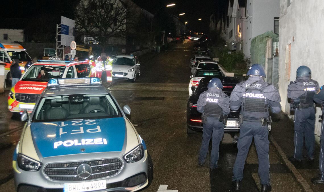 Zwei Stunden Ausnahmezustand in Lomersheim Einsatz am Dienstagabend: Auf Höhe der Wendlerschule befindet sich die erste Straßensperre der Polizei in der Turmstraße, die mit massiven Kräften, darunter SEK-Beamten, angerückt ist. Hier sind auch Rettungssanitäter präsent. Von einem der Fahrzeuge aus findet laut Aussagen vor Ort ein telefonischer Erstkontakt mit der Zielperson statt. Fotos: Fotomoment