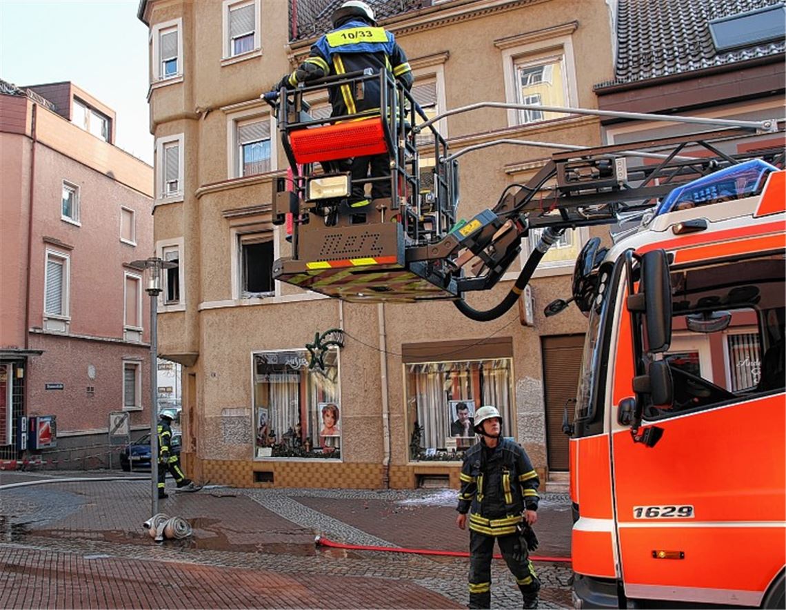Zwei Leichtverletzte und hoher Schaden bei Zimmerbrand