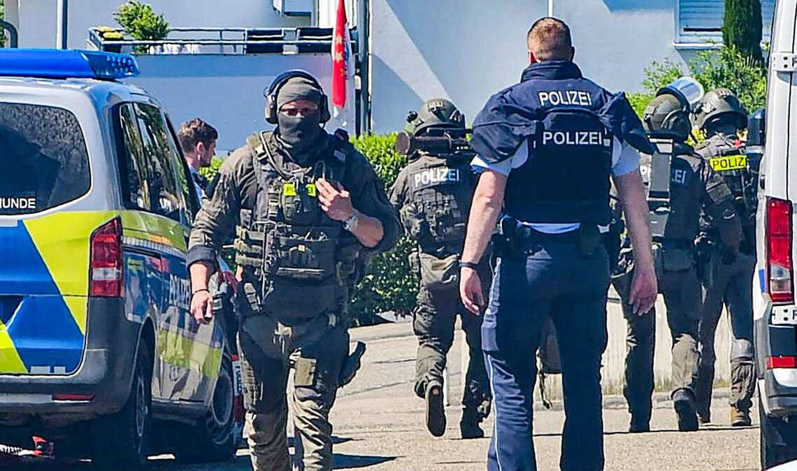 Einsatz am Samstag in Eisingen: Vorsorglich werden Spezialkräfte der Polizei angefordert. Foto: Myroshnichenko
