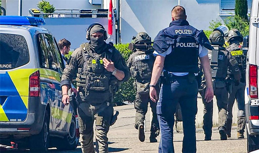 Einsatz am Samstag in Eisingen: Vorsorglich werden Spezialkräfte der Polizei angefordert. Foto: Myroshnichenko