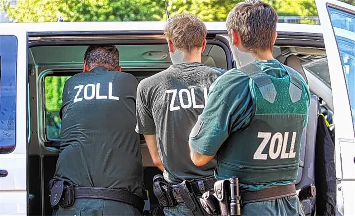 Zoll durchsucht Unterkunft für Arbeiter