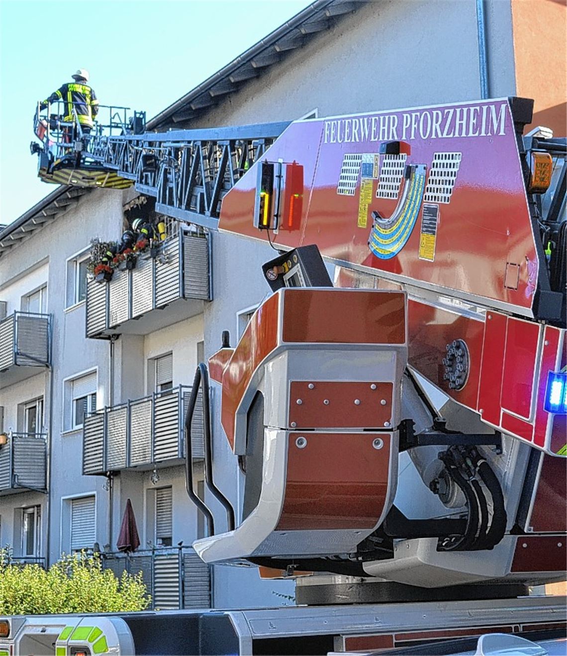 Einsatz an der Holzgartenstraße: Auf dem Balkon eines Mehrfamilienhauses ist ein Feuer ausgebrochen.Myroshnichenko
