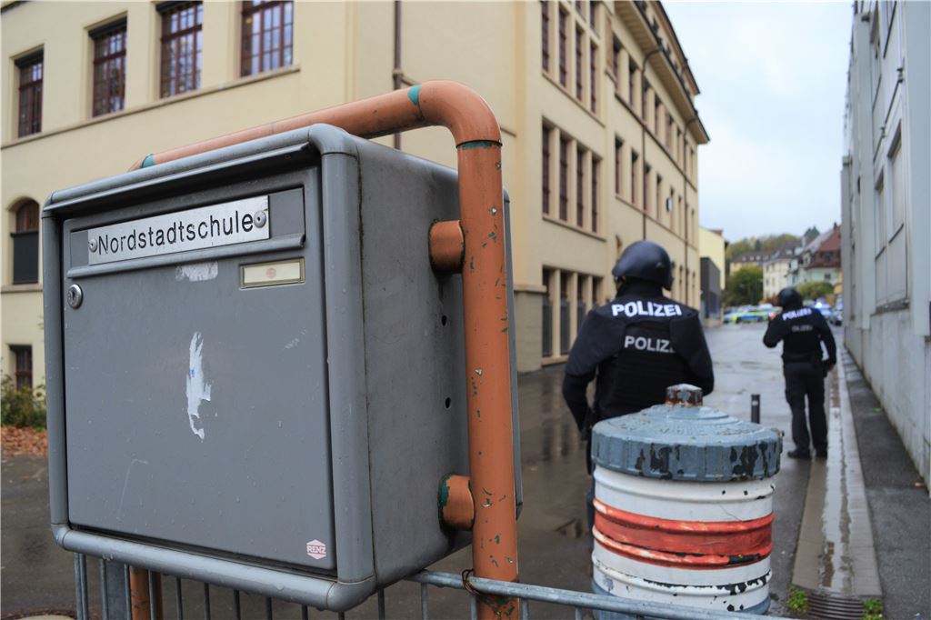 910_0008_141126_myro_Amokalarm_Nordstadtschule_Pforzheim