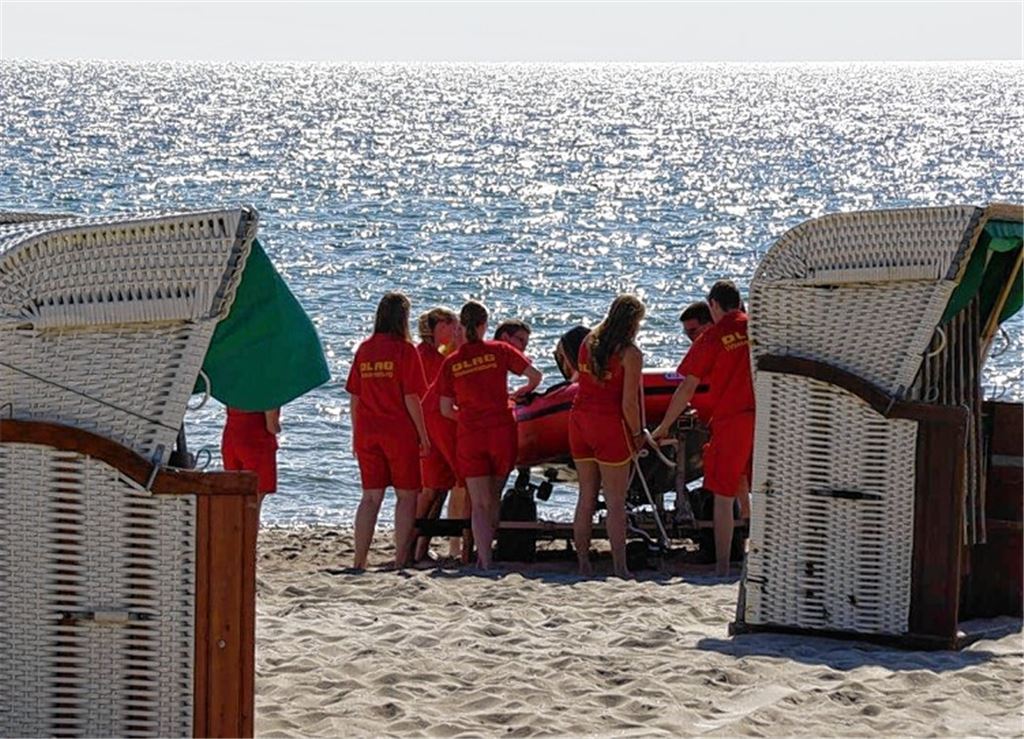 Einsatz an der Ostsee: Nach einem Wachtag in Dahme wird das Rettungsboot für die Nacht in die Garage gezogen.