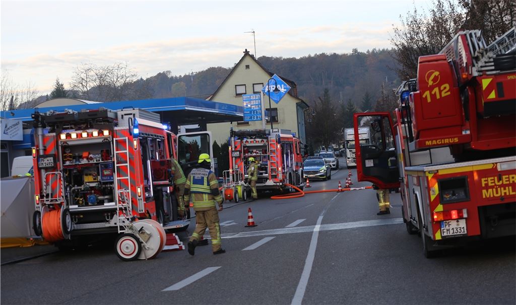 Einsatz an der Pforzheimer Straße in Mühlacker: Ein Brand bei der Firma Hille ruft die Feuerwehr auf den Plan – und stoppt vorübergehend den Verkehr auf der innerstädtischen B10.Eier