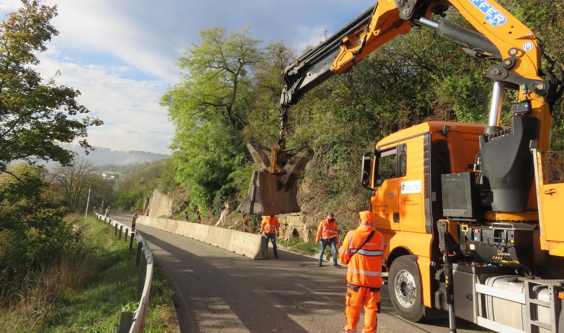 Einsatz an der Steige: Die Elemente der Betongleitwand werden installiert. Foto: Becker