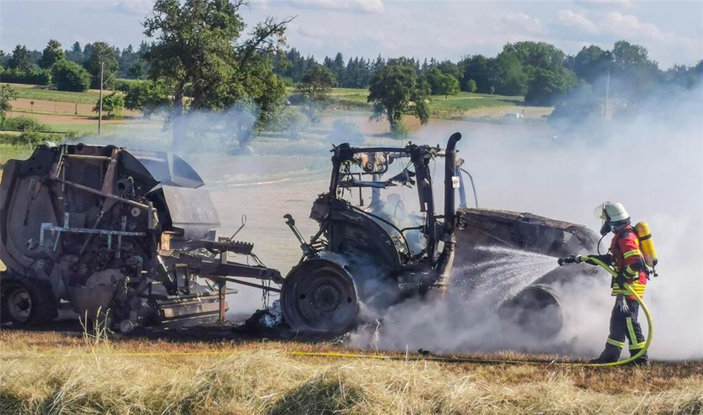 Einsatz auf Gemarkung Waldbronn am Sonntagnachmittag: Ein Traktor-Gespann mit Heuballenpresse brennt vollständig aus. Foto: Einsatz-Report 24