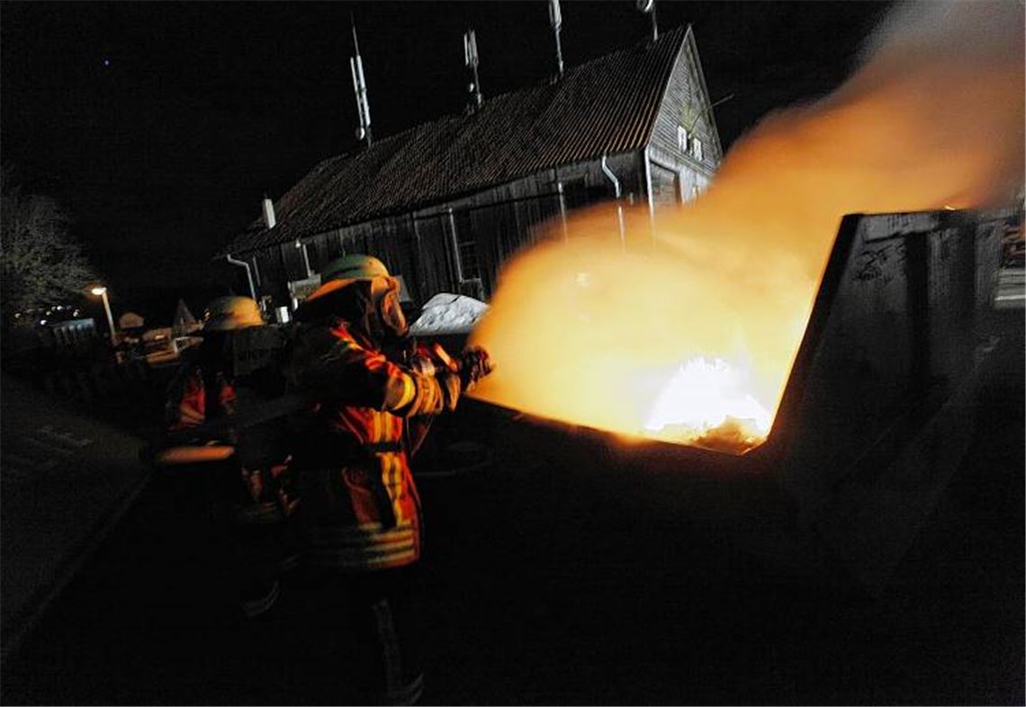 Einsatz auf dem Areal des Wiernsheimer Bauhofs: Aus ungeklärter Ursache hat sich der Abfall in einem Container entzündet. Die Feuerwehr hat alles rasch unter Kontrolle.