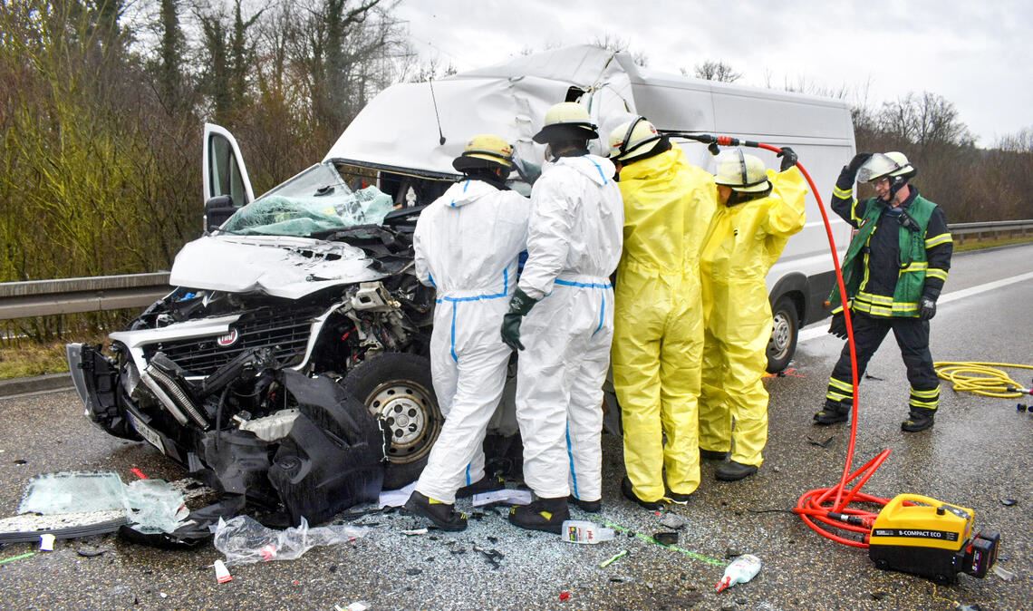 Auffahrunfall fordert ein Todesopfer Einsatz auf der Autobahn: Bei den Bergungsarbeiten nach dem Auffahrunfall ist schweres Gerät gefragt. Fotos: Myroshnichenko