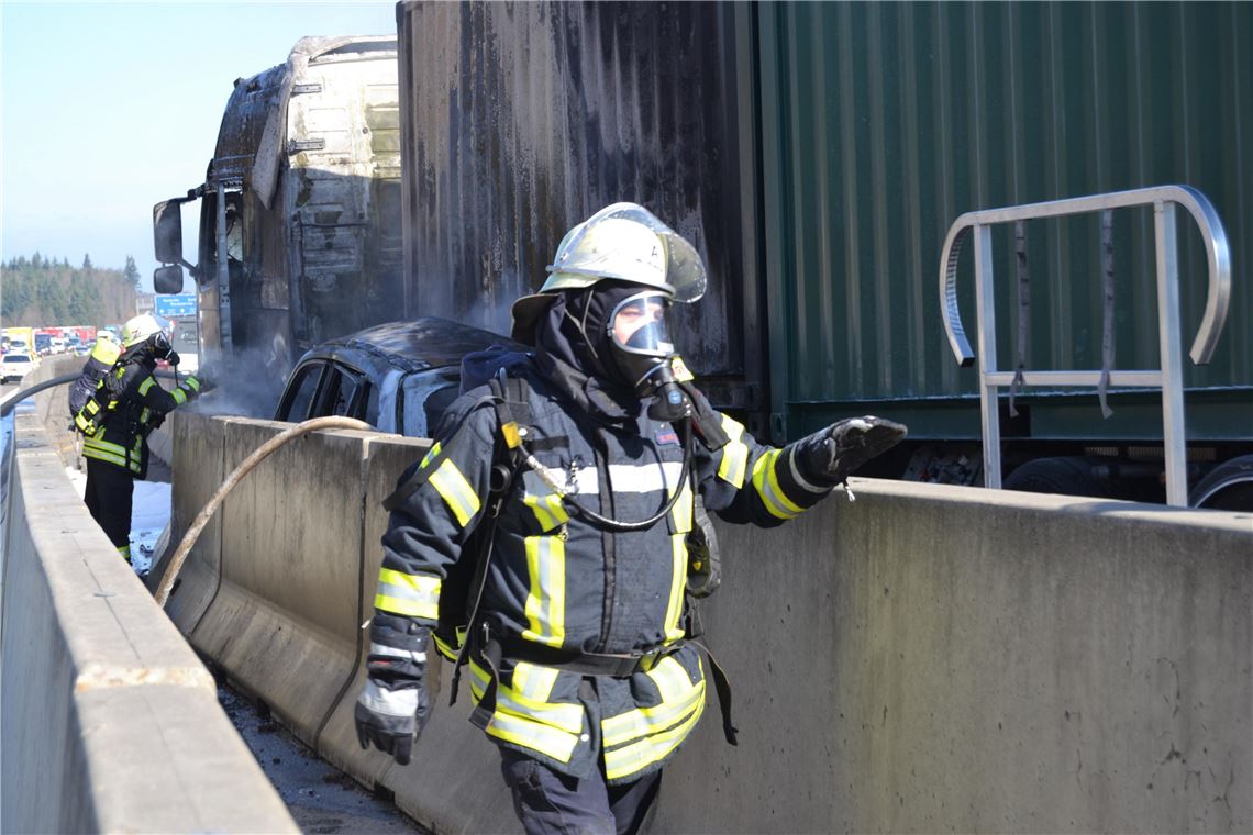 Schwerer Unfall nach LKW-Reifenplatzer auf A8 bei Pforzheim - 3 Fahrzeuge in Brand geraten, Vollsperrung
