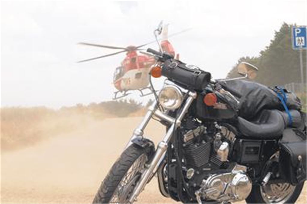 Einsatz auf der Landstraße: Mit dem Hubschrauber wird nach einem Unfall zwischen Großvillars und Knittlingen der Fahrer einer Harley Davidson ins Krankenhaus geflogen. Er hatte bei einem Ausweichmanöver ein Auto gestreift. Seine Maschine bleibt praktisch unbeschädigt.
Foto: Appich