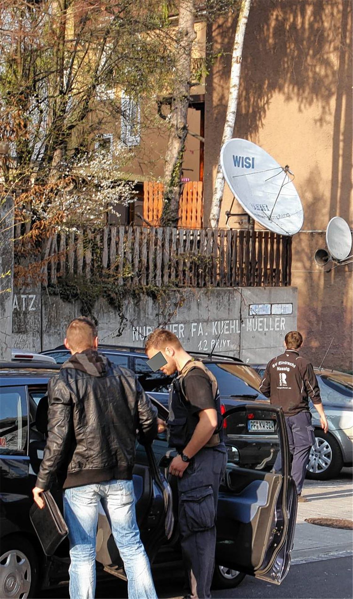 Einsatz beendet: Polizeibeamte nach der Erstürmung der Wohnung.