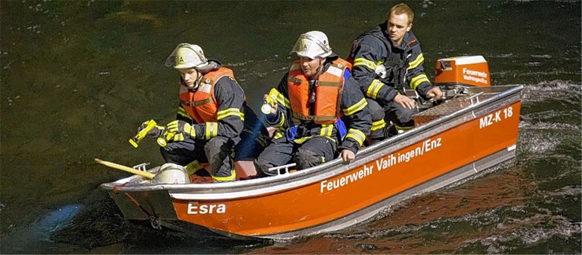 Einsatz bei Nacht: Vaihinger Feuerwehrmänner halten auf der Enz Ausschau nach der vermissten 74-Jährigen.Foto: 7aktuell.de