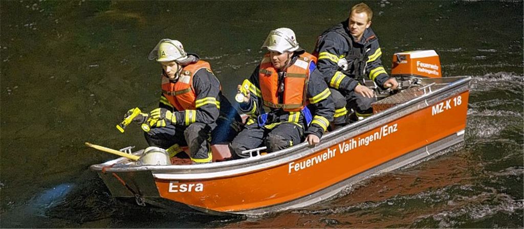 Einsatz bei Nacht: Vaihinger Feuerwehrmänner halten auf der Enz Ausschau nach der vermissten 74-Jährigen.Foto: 7aktuell.de