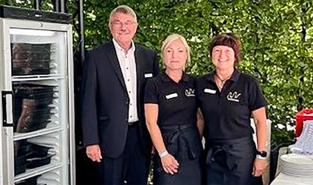 Einsatz bei der „Stallwächterparty“ in Berlin: Das Team der Marquart GmbH mit Helmut Marquart und den Mitarbeiterinnen Stephanie Geiger (li.) und Sabine Maxin. Fotos: privat