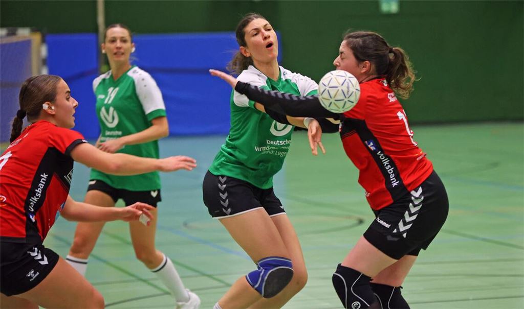 Einsatz bleibt ohne Ertrag: Stephanie Blum (Mitte) und die SG Niefern/Mühlacker.Foto: Müller