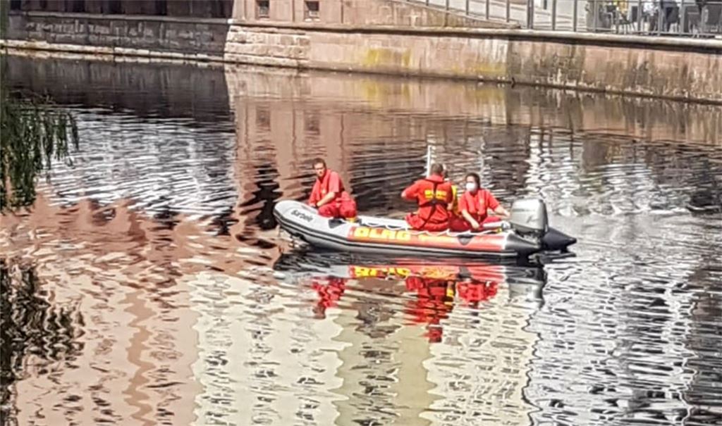 Einsatz der Feuerwehr auf der Enz bei der Rossbrücke in Pforzheim. Foto: Myroshnichenko