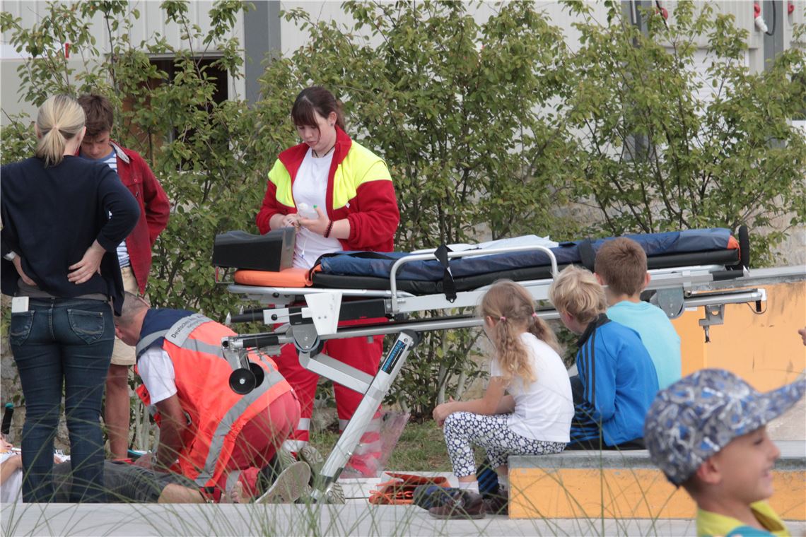 Helfer retten Frau aus dem Fluss Einsatz des Rettungsdienstes: Am vergangenen Dienstagabend ist auf der Skateranlage ein junger Mann mit seinem BMX-Rad schwer gestürzt.