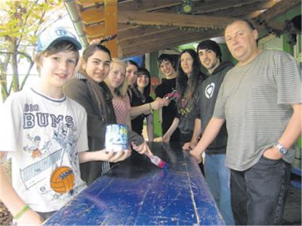 Einsatz für das Jugendhaus: Valentin Siegerist (v. li.), Zehra Yildiz, Christina Messinger, Jacqueline Geiger, Jasmin Mahlich, Steffen Kramer, Gudrun Sauter, Moritz Burger und Viktor Hansch verpassen den Tischen im Innenhof einen neuen Anstrich. Foto: Becker