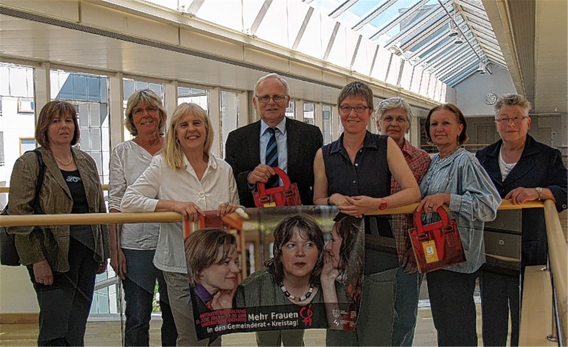 Einsatz für mehr Frauen in der Kommunalpolitik (v. li.): Ursula Walter, Elisabeth Vogt, Martina Klöpfer, Landrat Karl Röckinger, Martina Becka, Anneliese Graf, Margit Vetter und Brigitte Römer. Foto: Filitz