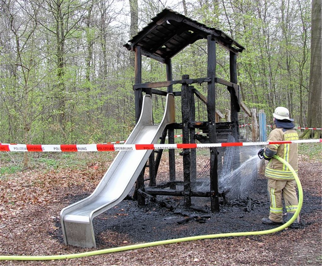 Einsatz im Eckenweiher: Der Spielturm auf dem Waldspielplatz am Klosterweg wird durch eine Brandstiftung komplett zerstört.