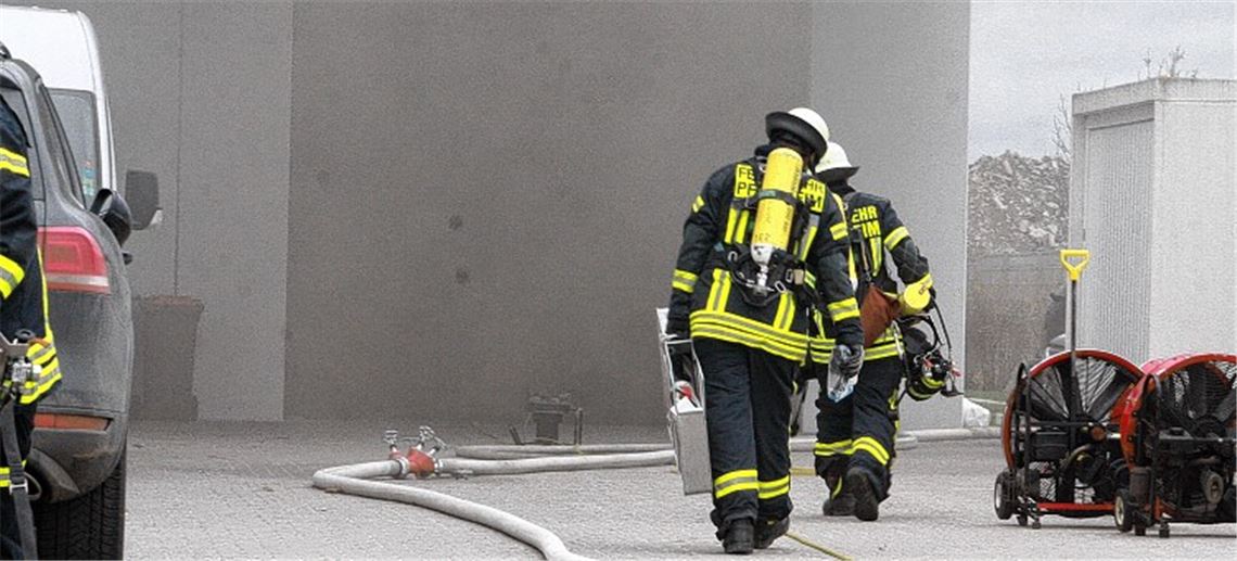 Einsatz im Gewerbegebiet Hohenäcker in Pforzheim: Eine brennende Erodiermaschine löst Feueralarm in der Firma Britsch aus.
