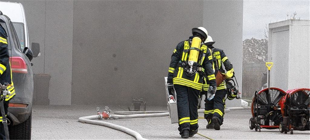 Einsatz im Gewerbegebiet Hohenäcker in Pforzheim: Eine brennende Erodiermaschine löst Feueralarm in der Firma Britsch aus.