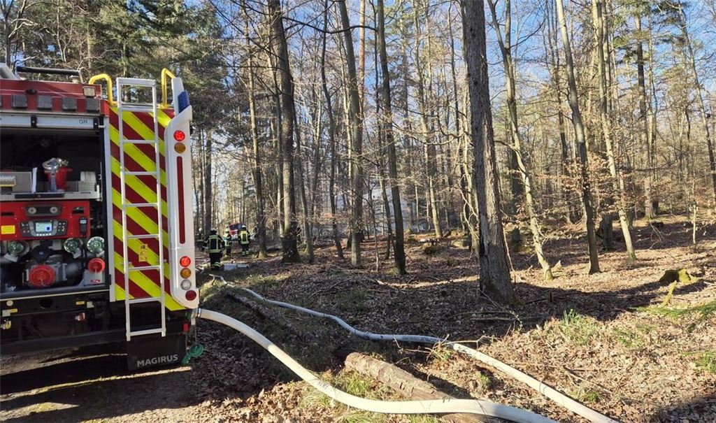 Einsatz im Hagenschieß-Eichwald, wo unter anderem eine Jagdhütte brennt. Foto: Feuerwehr Pforzheim