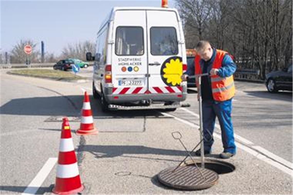 Einsatz im Industriegebiet: Ein Mitarbeiter der Stadtwerke entlüftet in Handarbeit die Wasserleitung, die gestern Mittag wegen eines technischen Defekts plötzlich leergelaufen ist. Foto: Franz