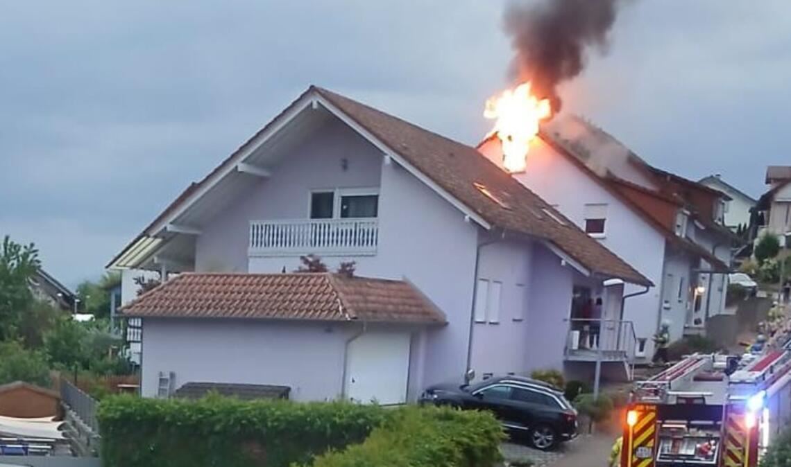 Einsatz im Oberderdinger Stadtteil Flehingen: Flammen schlagen aus einem Fenster des Mehrfamilienhauses.Foto: Myroshnichenko