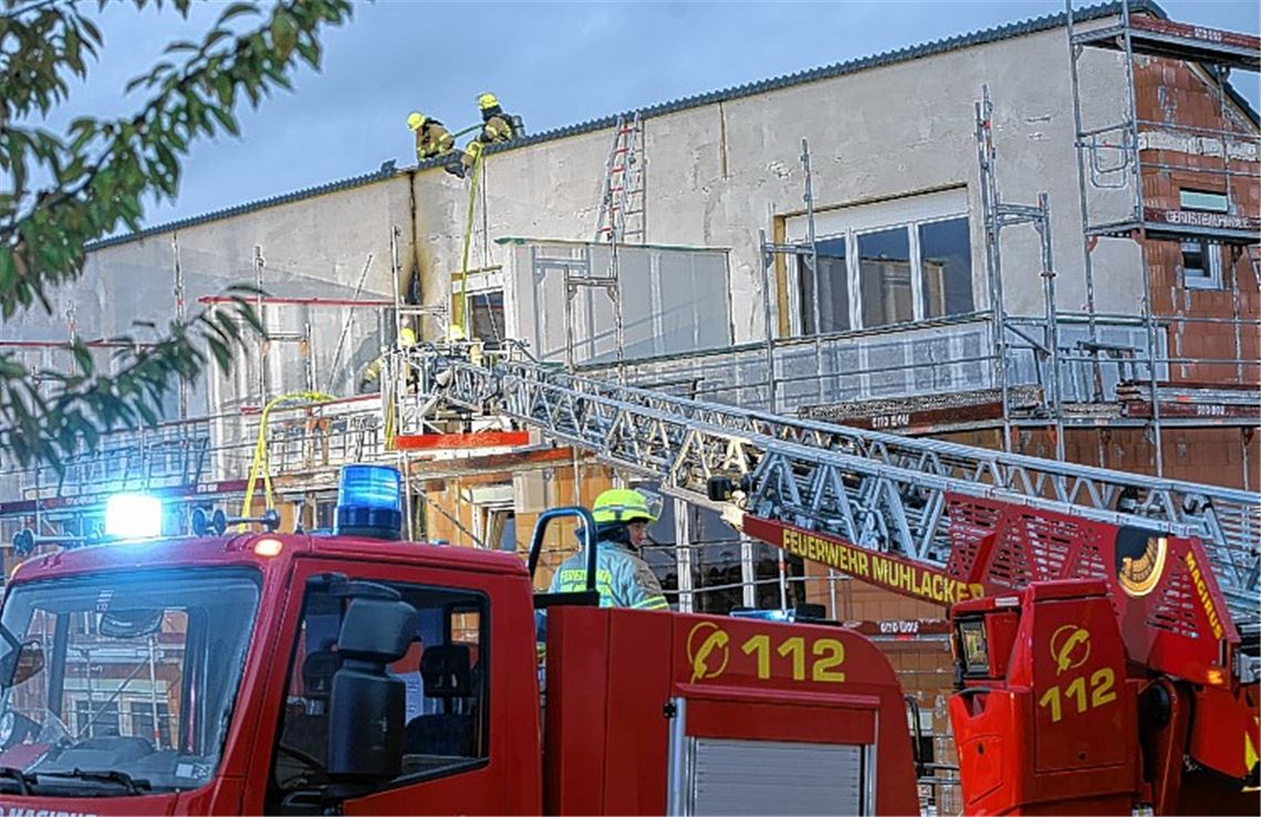 Feuerwehr löscht Brand am Rohbau