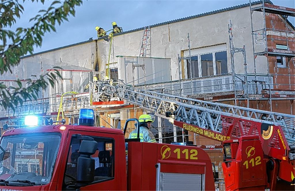 Feuerwehr löscht Brand am Rohbau