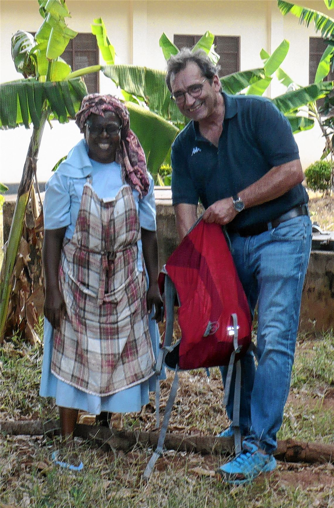 Einsatz in Afrika: Dr. Erhard Kirschbaum bei einem Besuch im Jahr 2019 bei den Schwestern der Mission Migongo.privat