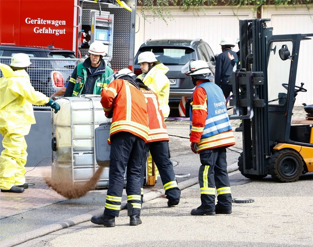 Einsatz in Ellmendingen: Nach dem Unfall mit einem Altöl-Fass auf einem Firmengelände sind die Einsatzkräfte der Feuerwehr bemüht, das Material schnell zu binden und den Gehweg und die Straße zu reinigen, um eventuelle Umweltschäden möglichst gering zu halten. Foto: Einsatz-Report 24