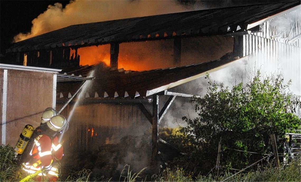 Flammen verwüsten Feldscheune
