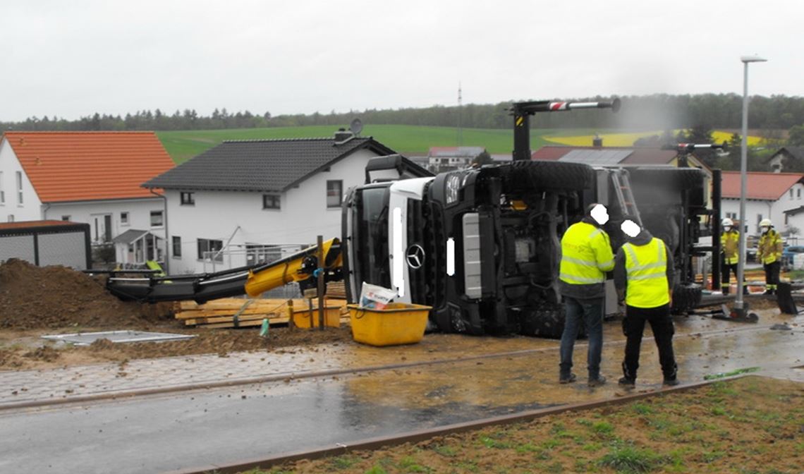 Einsatz in Großvillars: Der Lkw mit Kran ist bei Arbeiten umgekippt.Feuerwehr